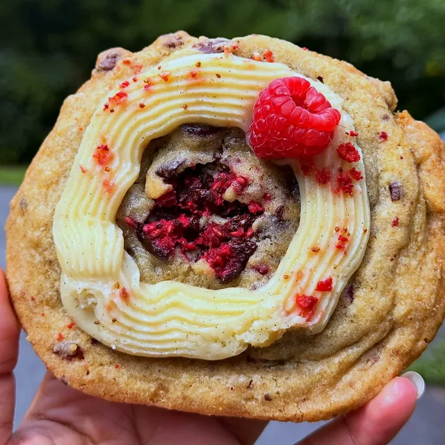 Raspberry Noir cookie (sold out).