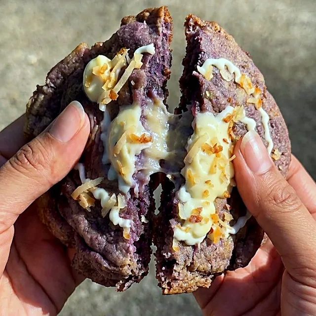 The Ube cookie with coconut cream (sold out).